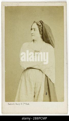 Ritratto di Armande Morel, attrice teatrale. Portrait d'Armande Morel, attrice de théâtre. Carte de visite (recto). Tirage sur papier albuminé. 1860-1890. Photographie de Radoult, Vaury & Cie Paris, musée Carnavalet. Foto Stock