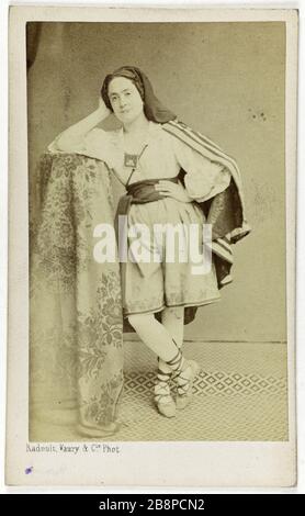 Ritratto di Armande Morel, attrice teatrale. Portrait d'Armande Morel, attrice de théâtre. Carte de visite (recto). Tirage sur papier albuminé. 1860-1890. Photographie de Radoult, Vaury & Cie Paris, musée Carnavalet. Foto Stock