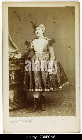 Ritratto di Armande Morel, attrice teatrale. Portrait d'Armande Morel, attrice de théâtre. Carte de visite (recto). Tirage sur papier albuminé. 1860-1890. Photographie d'Arthur Radoult. Parigi, musée Carnavalet. Foto Stock
