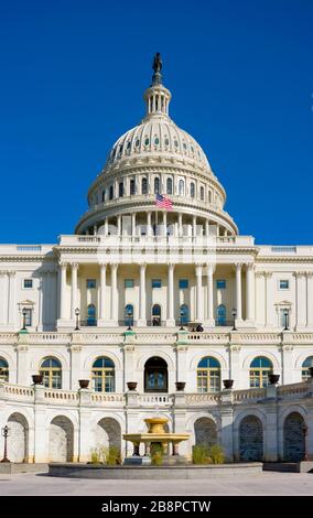 Vista frontale, vista verticale dell'esterno del Campidoglio del Congresso degli Stati Uniti, cupola e fontana, Washington, DC, USA Foto Stock