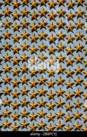 WWII, primo piano, dettaglio delle stelle d'oro del Freedom Wall al National World War II Memorial, Washington D.C., USA Foto Stock