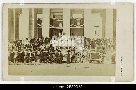 Processione funebre di Charles Louis Joseph Demorny, Duca di Morny (1811-1865), ufficiale, industriale, politico ed ambasciatore. Cortège funèbre de Charles Louis Joseph Demorny, duc de Morny (1811-1865), officier, industriel, homme politique et ambasciatore. Carte de visite (recto). Tirage sur papier albuminé. 1865. Photographie de Franck (dit Gobinet de Villecholle). Parigi, musée Carnavalet. Foto Stock