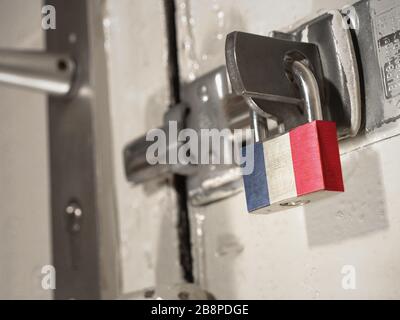 Una porta imbullonata fissata da un lucchetto con la bandiera nazionale della Nuova Caledonia su di essa.(serie) Foto Stock