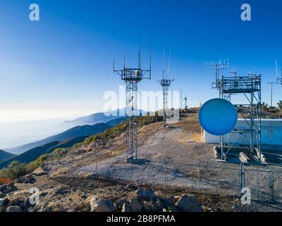 Vista aerea delle torri di comunicazione e dei piatti di comunicazione vicino al picco la Cumbre sopra Santa Barbara nelle montagne di Santa Ynez, California Foto Stock