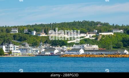 Michigan, Mackinac Island state Harbour. Storico Fort Mackinac in lontananza Foto Stock