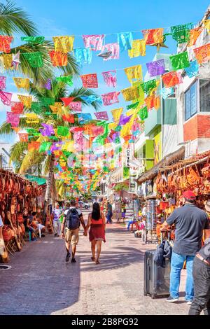 PLAYA DEL CARMEN, MESSICO - 26 dicembre 2019: I visitatori possono fare shopping sulla famosa 5th Avenue nel quartiere dei divertimenti di Playa del Carmen nello Yucata Foto Stock