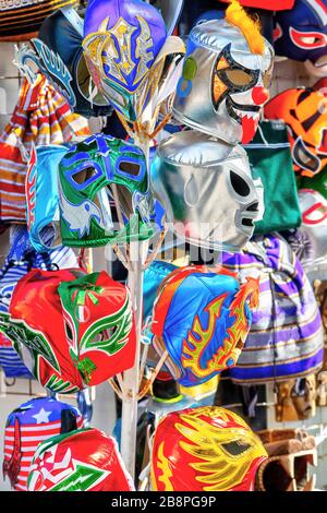 Maschere da wrestling Lucha Libre messicane appese colorate in vendita presso un negozio di souvenir turistico sulla 5th Avenue Playa del Carmen nella Riviera Maya, Cancun, Messico Foto Stock