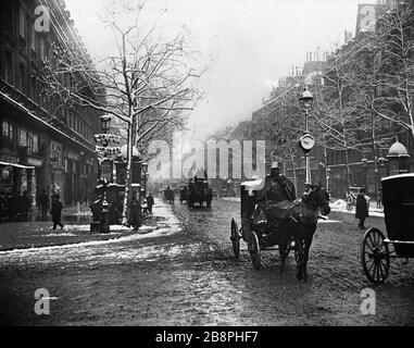 Il Boulevard des Capucines in 'le boulevard des Capucines sous la neige'. Parigi (II e IXème arr.). Photographie de Paul Géniaux (1873-1914). Parigi, musée Carnavalet. Foto Stock