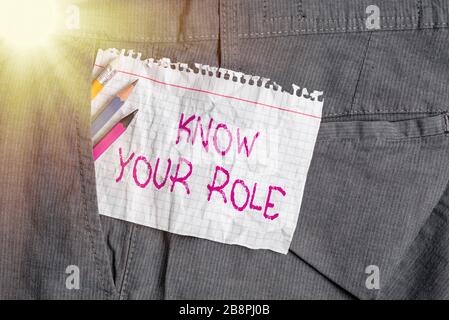 Nota di scrittura che mostra conoscere il vostro ruolo. Concetto di affari per la fine che agisce all'esterno di chi realmente siete giocare la vostra apparecchiatura di scrittura di posizione e nota bianca Foto Stock