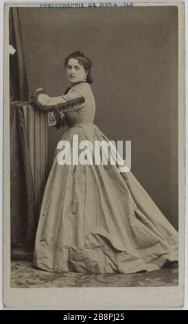 Ritratto di Adeline Blanche Pierson (1842-1919), (attrice) ritratto di Adeline Blanche Pierson (1842-1919), attrice. Carte de visite (recto). Photographie de Numa fils. Tirage sur papier albuminé, 1860-1890. Parigi, musée Carnavalet. Foto Stock