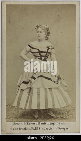 Ritratto di Adeline Blanche Pierson (1842-1919), (attrice) ritratto di Adeline Blanche Pierson (1842-1919), attrice. Carte de visite (recto). Photographie d'Erwin & Ernest Hanfstaengl. Tirage sur papier albuminé, 1860-1890. Parigi, musée Carnavalet. Foto Stock