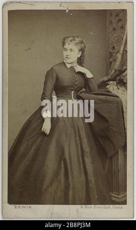 Ritratto di Adeline Blanche Pierson (1842-1919), (attrice) ritratto di Adeline Blanche Pierson (1842-1919), attrice. Carte de visite (recto). Photographie d'Erwin Hanfstaengl (1838-1907). Tirage sur papier albuminé, 1860-1890. Parigi, musée Carnavalet. Foto Stock