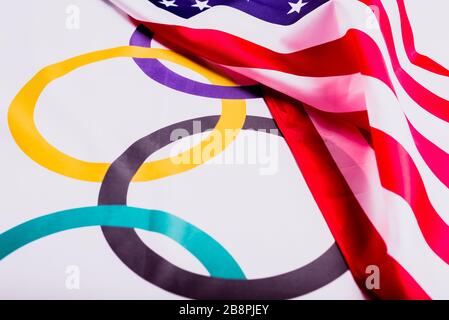 Valencia, Spagna - 20 marzo 2020: Bandiera olimpica ripiegata sotto la bandiera americana dopo aver raccolto i materiali per i giochi olimpici dopo averlo conosciuto Foto Stock