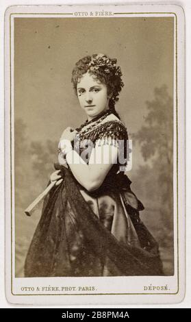 Ritratto di Marie Roze, (Ponsin Mary, moglie del signor Mapteson, chiamato), (1846-1926), (cantante e attrice) otto & Fière. Ritratto de Marie Roze, (Marie Ponsin, épouse de MR Mapteson, dite), (1846-1926), chanteuse et attrice. Carte de visite (recto). Tirage sur papier albuminé, 1860-1890. Parigi, musée Carnavalet. Foto Stock