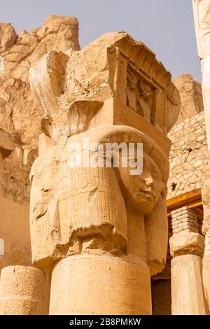Colonne Hathor nella Cappella Hathor all'interno dell'estremità sud del Tempio mortuario di Hatshepsut Foto Stock