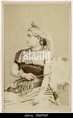 Ritratto di Marie Sasse, (conosciuto fino al 1866 Marie Sax, moglie di Caston Said Castelmary), (1838-1907), (cantante d'opera) Ritratto de Marie Sasse, (dite jusqu'en 1866 Marie Sax, épiuse de MR Caston, dit Castelmary), (1838-1907), canteuse lyrique. Carte de visite (recto). Photographie d'André Didéri (1819-1889). Tirage sur papier albuminé, 1860-1890. Parigi, musée Carnavalet. Foto Stock