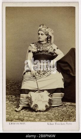 Ritratto di Marie Sasse, (conosciuto fino al 1866 Marie Sax, moglie di Caston Said Castelmary), (1838-1907), (cantante d'opera) Erwin Hanfstaengl. Ritratto de Marie Sasse, (dite jusqu'en 1866 Marie Sax, épouse de MR Caston, dit Castelmary), (1838-1907), canteuse lyrique. Carte de visite (recto). Tirage sur papier albuminé, 1860-1890. Parigi, musée Carnavalet. Foto Stock