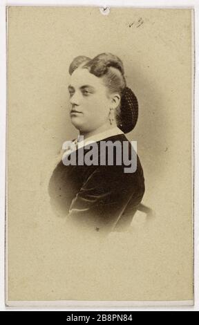 Ritratto di Marie Sasse, (conosciuto fino al 1866 Marie Sax, moglie di Caston Said Castelmary), (1838-1907), (cantante d'opera) Ritratto de Marie Sasse, (dite jusqu'en 1866 Marie Sax, épiuse de MR Caston, dit Castelmary), (1838-1907), canteuse lyrique. Carte de visite (recto). Charles Reutlinger (1816-1880). Tirage sur papier albuminé, 1860-1890. Parigi, musée Carnavalet. Foto Stock
