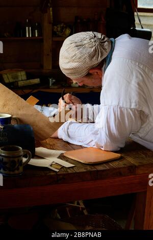 Colonial Williamsburg pelletteria utilizzando attrezzi del 18 ° secolo. Foto Stock