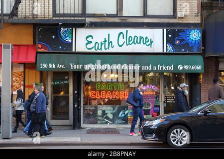 Earth Cleaner, 250 8th Ave, New York. Foto di un negozio di New York con lavasciuga, riparazione e negozio di sartoria nel quartiere Chelsea di Manhattan Foto Stock