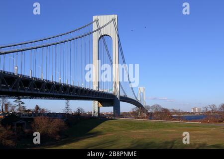 Il ponte Verrazzano-Narrows sul Parco Nazionale di Fort Wadsworth Gateway a Staten Island, New York. Foto Stock