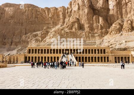Luxor, Egitto - 26 Dic 2019: Tempio mortuario di Hatshepsut è un tempio mortuario dell'antico Egitto dedicato ad Amun e Hatshepsut Foto Stock