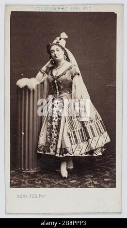 Ritratto di Louise Vaissière (1844-1874), chiamato Lise Tautin, attrice e cantante. NUMA Fils. Portrait de Louise Vaissière (1844-1874), dite Lise Tautin, attrice et chanteuse. Carte de visite (recto). Tirage au charbon ?. 1855-1874. Parigi, musée Carnavalet. Foto Stock