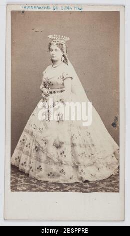 Ritratto di Louise Vaissière (1844-1874), chiamato Lise Tautin, attrice e cantante. NUMA Fils. Portrait de Louise Vaissière (1844-1874), dite Lise Tautin, attrice et chanteuse. Carte de visite (recto). Tirage sur papier albuminé, 1855-1874. Parigi, musée Carnavalet. Foto Stock