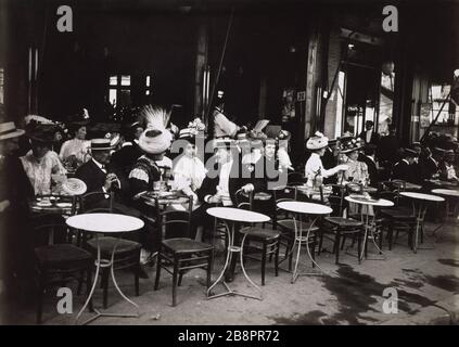 Un caffè a Suresnes (Hauts-de-Seine) 'un café à Suresnes (Hauts-de-Seine), vers 1900'. Photographie de Paul Géniaux (1873-1914). Parigi, musée Carnavalet. Foto Stock