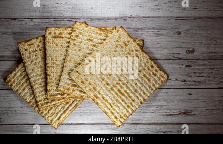 Passover matzos sullo sfondo naturale in legno Foto Stock