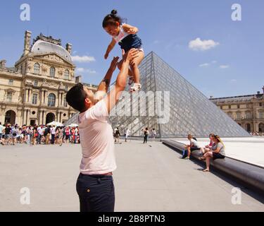 Padre/figlia al Louvre Foto Stock