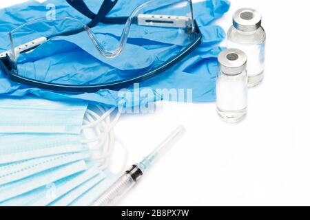 Maschere facciali, guanti, occhiali di sicurezza, siringa e fiale per farmaci isolate su sfondo bianco. Foto Stock