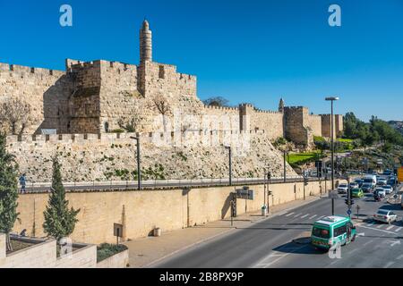 Vista sulle mura della città vecchia vicino alla porta di Giaffa, Gerusalemme, Israele, Medio Oriente. Foto Stock