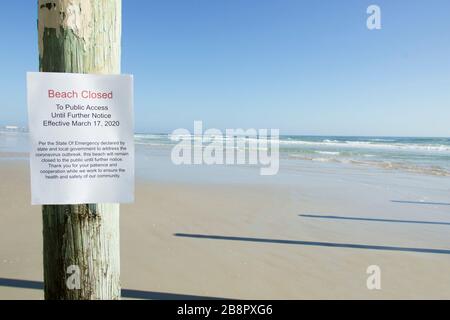 Spiaggia chiusa cartello a causa di coronavirus covid-19. Foto Stock