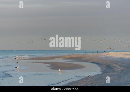 Spettacolare alba su Lido Key a Sarasota Florida mente la Pandemia COVID19 senza persone Foto Stock