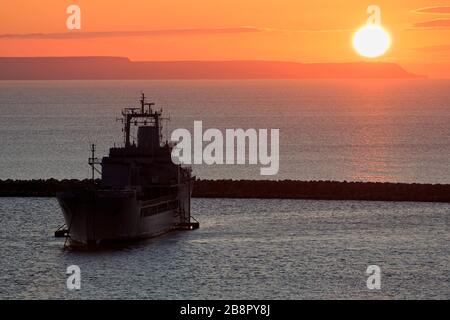 Nave navale, Portland Harbor, Weymouth, Dorset, Inghilterra, Regno Unito Foto Stock