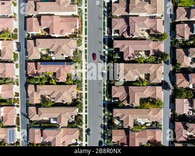 Vista aerea dall'alto quartiere suburbano con ville identiche l'una accanto all'altra. San Diego, California, Stati Uniti. Vista aerea di residenziale moderna compartimentazione di lusso casa con piscina. Foto Stock