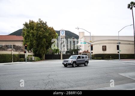 Burbank, California, Stati Uniti. 22 marzo 2020. Una vista esterna della Warner Bros. Water Tower presso Warner Bros. Studios a Burbank, temporaneamente chiuso in risposta a coronavirus COVID-19 pandemic, Tre giorni dopo l'ordine "Safer at Home" emesso sia dal sindaco di Los Angeles Eric Garcetti a livello di contea, sia dal governatore della California Gavin Newcom a livello di Stato giovedì 19 marzo 2020, che rimarrà in vigore almeno fino al 19 aprile, 2020 in mezzo al Coronavirus COVID-19 pandemico Stati Uniti. Credit: Image Press Agency/Alamy Live News Foto Stock