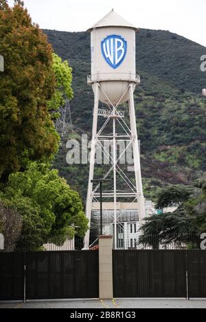 Burbank, California, Stati Uniti. 22 marzo 2020. Una vista esterna della Warner Bros. Water Tower presso Warner Bros. Studios a Burbank, temporaneamente chiuso in risposta a coronavirus COVID-19 pandemic, Tre giorni dopo l'ordine "Safer at Home" emesso sia dal sindaco di Los Angeles Eric Garcetti a livello di contea, sia dal governatore della California Gavin Newcom a livello di Stato giovedì 19 marzo 2020, che rimarrà in vigore almeno fino al 19 aprile, 2020 in mezzo al Coronavirus COVID-19 pandemico Stati Uniti. Credit: Image Press Agency/Alamy Live News Foto Stock