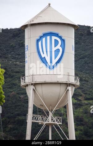 Burbank, California, Stati Uniti. 22 marzo 2020. Una vista esterna della Warner Bros. Water Tower presso Warner Bros. Studios a Burbank, temporaneamente chiuso in risposta a coronavirus COVID-19 pandemic, Tre giorni dopo l'ordine "Safer at Home" emesso sia dal sindaco di Los Angeles Eric Garcetti a livello di contea, sia dal governatore della California Gavin Newcom a livello di Stato giovedì 19 marzo 2020, che rimarrà in vigore almeno fino al 19 aprile, 2020 in mezzo al Coronavirus COVID-19 pandemico Stati Uniti. Credit: Image Press Agency/Alamy Live News Foto Stock