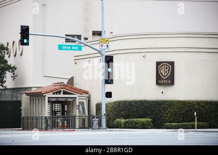 Burbank, California, Stati Uniti. 22 marzo 2020. Una vista esterna della Warner Bros. Studios di Burbank, temporaneamente chiuso in risposta alla pandemia del coronavirus COVID-19, tre giorni dopo l'ordine 'Safer at Home' emesso sia dal sindaco di Los Angeles Eric Garcetti a livello di contea e dal governatore della California Gavin Newcom a livello di stato, giovedì 19 marzo, 2020 che rimarrà in vigore almeno fino al 19 aprile 2020 in mezzo al Coronavirus COVID-19 pandemic Stati Uniti. Credit: Image Press Agency/Alamy Live News Foto Stock