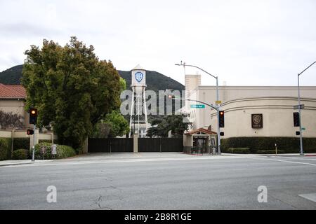 Burbank, California, Stati Uniti. 22 marzo 2020. Una vista esterna della Warner Bros. Water Tower presso Warner Bros. Studios a Burbank, temporaneamente chiuso in risposta a coronavirus COVID-19 pandemic, Tre giorni dopo l'ordine "Safer at Home" emesso sia dal sindaco di Los Angeles Eric Garcetti a livello di contea, sia dal governatore della California Gavin Newcom a livello di Stato giovedì 19 marzo 2020, che rimarrà in vigore almeno fino al 19 aprile, 2020 in mezzo al Coronavirus COVID-19 pandemico Stati Uniti. Credit: Image Press Agency/Alamy Live News Foto Stock