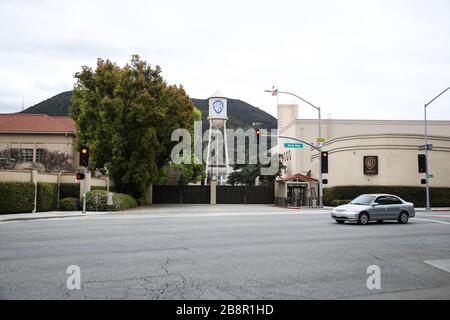 Burbank, California, Stati Uniti. 22 marzo 2020. Una vista esterna della Warner Bros. Water Tower presso Warner Bros. Studios a Burbank, temporaneamente chiuso in risposta a coronavirus COVID-19 pandemic, Tre giorni dopo l'ordine "Safer at Home" emesso sia dal sindaco di Los Angeles Eric Garcetti a livello di contea, sia dal governatore della California Gavin Newcom a livello di Stato giovedì 19 marzo 2020, che rimarrà in vigore almeno fino al 19 aprile, 2020 in mezzo al Coronavirus COVID-19 pandemico Stati Uniti. Credit: Image Press Agency/Alamy Live News Foto Stock