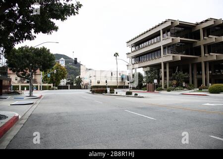 Burbank, California, Stati Uniti. 22 marzo 2020. Una vista esterna della Warner Bros. Studios di Burbank, temporaneamente chiuso in risposta alla pandemia del coronavirus COVID-19, tre giorni dopo l'ordine 'Safer at Home' emesso sia dal sindaco di Los Angeles Eric Garcetti a livello di contea e dal governatore della California Gavin Newcom a livello di stato, giovedì 19 marzo, 2020 che rimarrà in vigore almeno fino al 19 aprile 2020 in mezzo al Coronavirus COVID-19 pandemic Stati Uniti. Credit: Image Press Agency/Alamy Live News Foto Stock