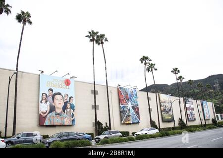 Burbank, California, Stati Uniti. 22 marzo 2020. Una vista esterna della Warner Bros. Studios di Burbank, temporaneamente chiuso in risposta alla pandemia del coronavirus COVID-19, tre giorni dopo l'ordine 'Safer at Home' emesso sia dal sindaco di Los Angeles Eric Garcetti a livello di contea e dal governatore della California Gavin Newcom a livello di stato, giovedì 19 marzo, 2020 che rimarrà in vigore almeno fino al 19 aprile 2020 in mezzo al Coronavirus COVID-19 pandemic Stati Uniti. Credit: Image Press Agency/Alamy Live News Foto Stock