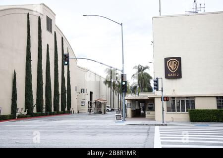 Burbank, California, Stati Uniti. 22 marzo 2020. Una vista esterna della Warner Bros. Studios di Burbank, temporaneamente chiuso in risposta alla pandemia del coronavirus COVID-19, tre giorni dopo l'ordine 'Safer at Home' emesso sia dal sindaco di Los Angeles Eric Garcetti a livello di contea e dal governatore della California Gavin Newcom a livello di stato, giovedì 19 marzo, 2020 che rimarrà in vigore almeno fino al 19 aprile 2020 in mezzo al Coronavirus COVID-19 pandemic Stati Uniti. Credit: Image Press Agency/Alamy Live News Foto Stock