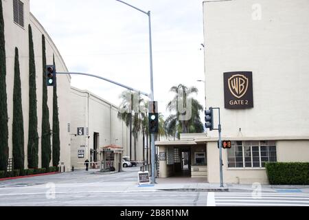 Burbank, California, Stati Uniti. 22 marzo 2020. Una vista esterna della Warner Bros. Studios di Burbank, temporaneamente chiuso in risposta alla pandemia del coronavirus COVID-19, tre giorni dopo l'ordine 'Safer at Home' emesso sia dal sindaco di Los Angeles Eric Garcetti a livello di contea e dal governatore della California Gavin Newcom a livello di stato, giovedì 19 marzo, 2020 che rimarrà in vigore almeno fino al 19 aprile 2020 in mezzo al Coronavirus COVID-19 pandemic Stati Uniti. Credit: Image Press Agency/Alamy Live News Foto Stock