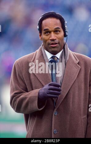 O.J. Simpson lavorando i margini per NBC Sports come reporter sul campo a Buffalo New York, 1993. Foto Stock