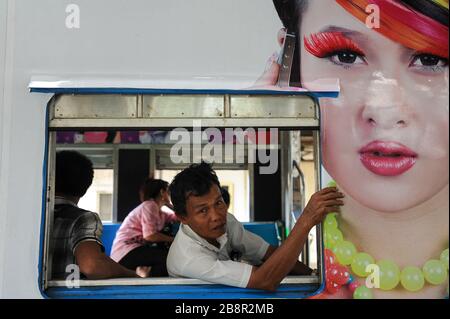 10.04.2014, Yangon, Repubblica dell'Unione di Myanmar, Asia - UN uomo guarda fuori la finestra di un treno locale in attesa della linea circolare alla stazione. Foto Stock