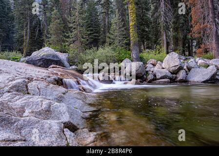 Il fiume Kaweah si precipita sulle rocce sotto le cascate di Tokopah nel Parco Nazionale Sequoia. Foto Stock